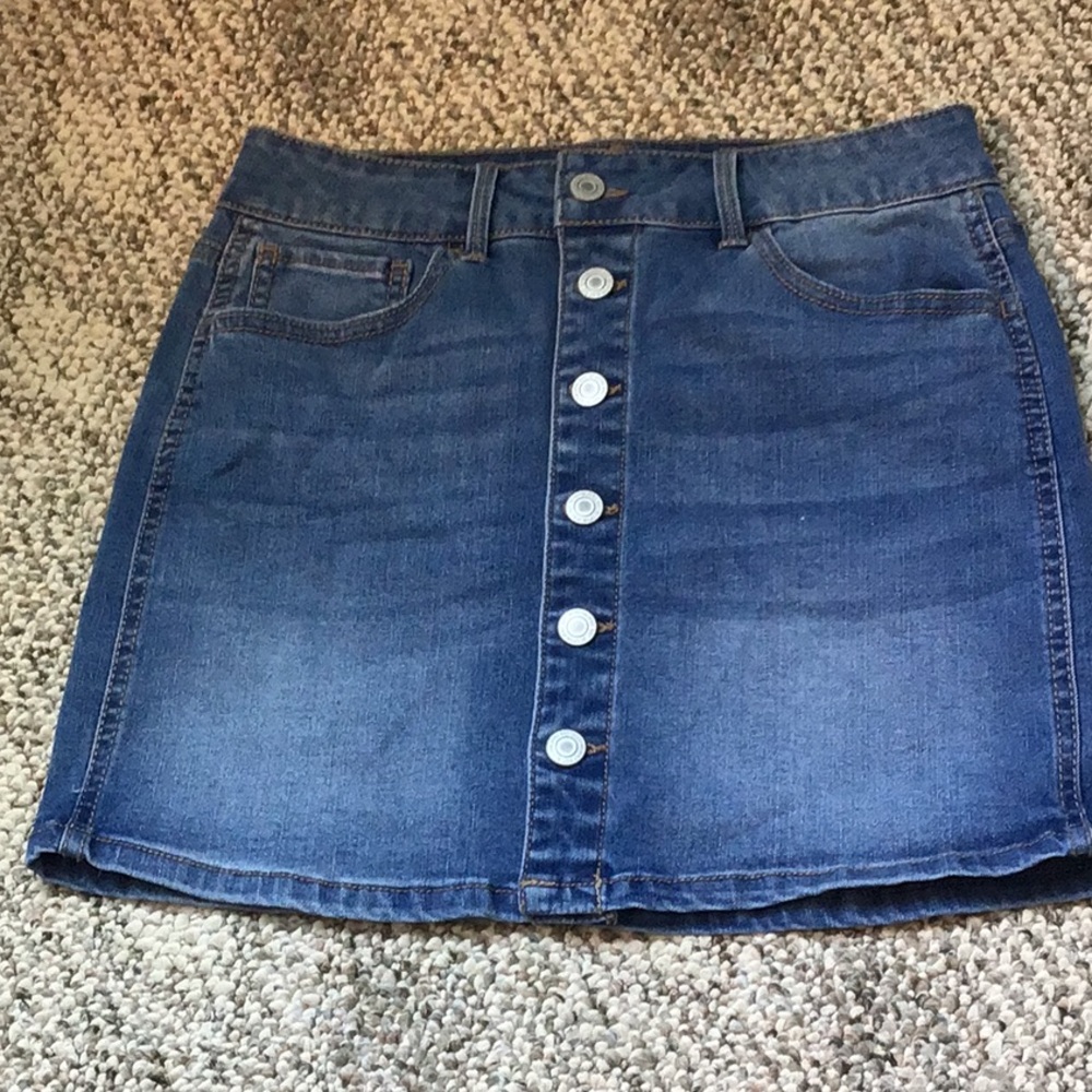 Jean skirt with 6 buttons in the front.Size 14